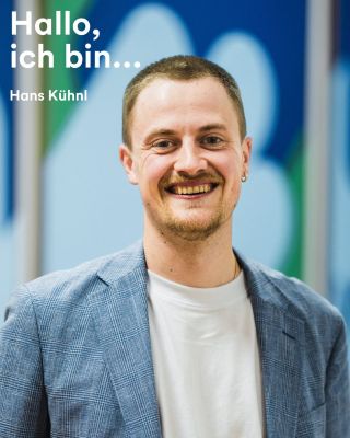 Lächelnder Mann in blauem Blazer und weißem Hemd, Text: Hallo, ich bin Hans Kühnl.