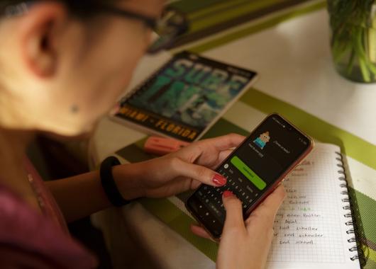 Duolingo - Mädchen lernt auf dem Smartphone mit Sprachen-App als Investitionsbeispiel für das Recht auf Bildung und Spiel | Kinder Perspektivenfonds