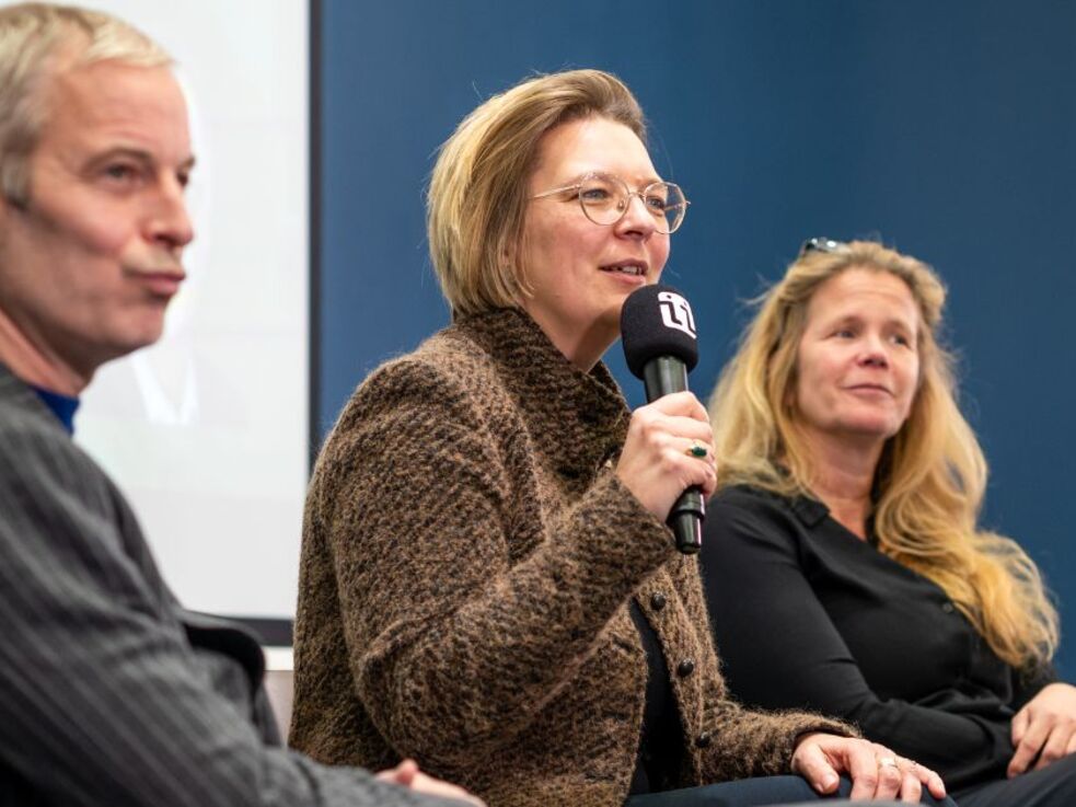 Dr. Daniel Dahm, Silvie Kreibiehl und Lanna Idriss diskutieren 