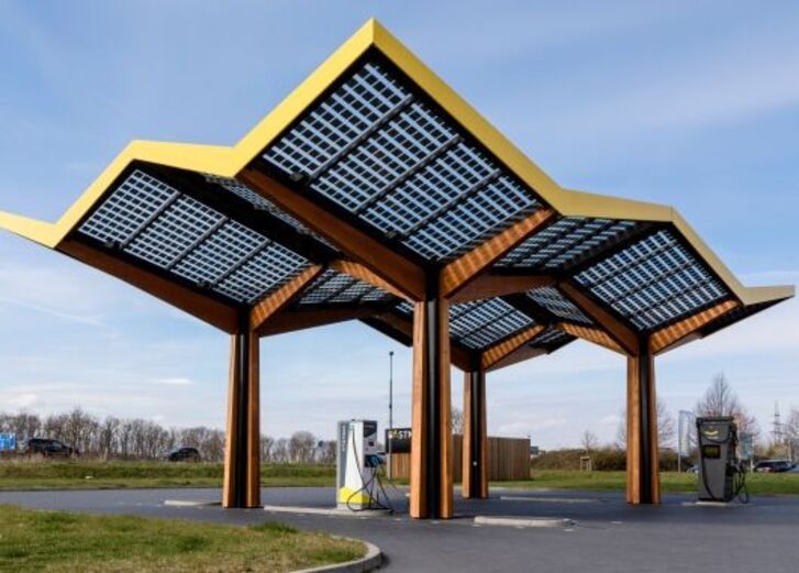 Moderne Ladestation für Elektrofahrzeuge mit einem geometrischen Solarmodul-Dach.