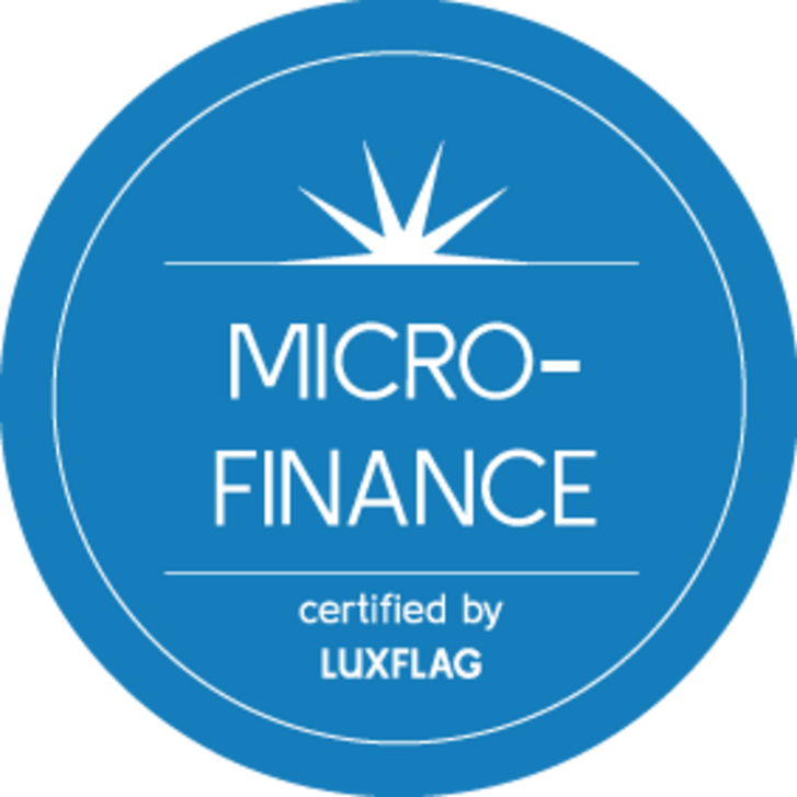 Blaues, kreisförmiges Microfinance certified by LuxFlag Abzeichen mit weißem Text und Symbol.