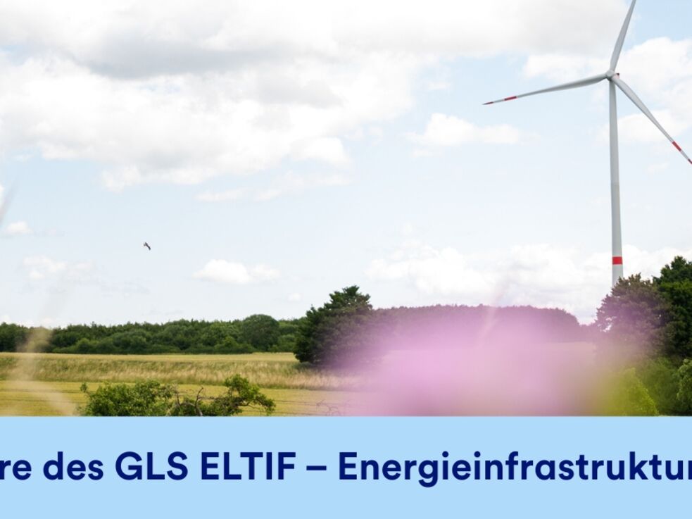 Windkraftanlage in einem ländlichen Gebiet unter bewölktem Himmel, mit Text über den GLS ELTIF Fonds.