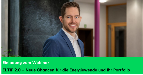 Mann im blauen Anzug, lächelnd, in einem Haus stehend; darunter deutscher Webinar-Einladungstext.